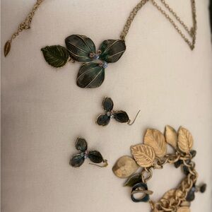 Elegant Floral Jewelry Set with Green and Gold Accents